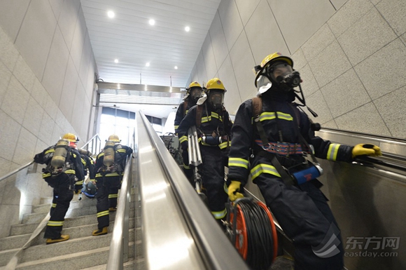 滬舉行地鐵消防應(yīng)急實(shí)戰(zhàn)演練  直升機(jī)參與救援