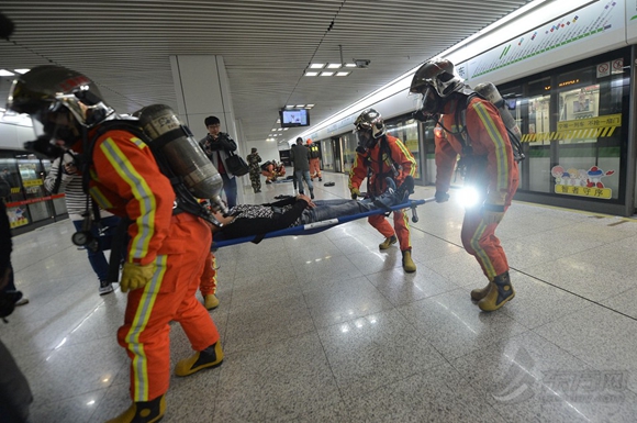 滬舉行地鐵消防應(yīng)急實(shí)戰(zhàn)演練  直升機(jī)參與救援