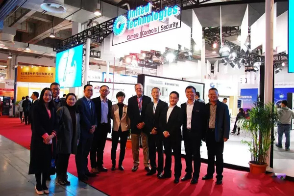 JimWard總裁(左七)潘葉青總經(jīng)理(左四)與產(chǎn)品市場管理團隊成員合影