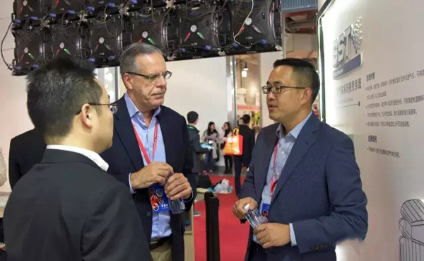 潘葉青總經(jīng)理向JimWard總裁介紹各系列產(chǎn)品情況