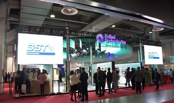 主入口處的海灣展位吸引了眾多的參觀者