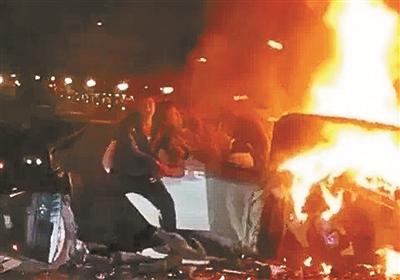 退役消防員南昌救火 從起火轎車內拽出三人 退役消防員南昌救火 從起火轎車內拽出三人