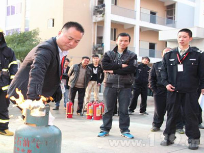泉州市開展“消防宣傳進(jìn)社區(qū)”系列活動(dòng) 泉州市開展“消防宣傳進(jìn)社區(qū)”系列活動(dòng)