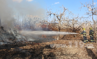 圖為消防官兵正在緊急滅火 圖為消防官兵正在緊急滅火