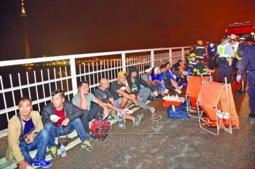 大量傷者坐在橋邊等待救援。（圖：《澳門(mén)日?qǐng)?bào)》）