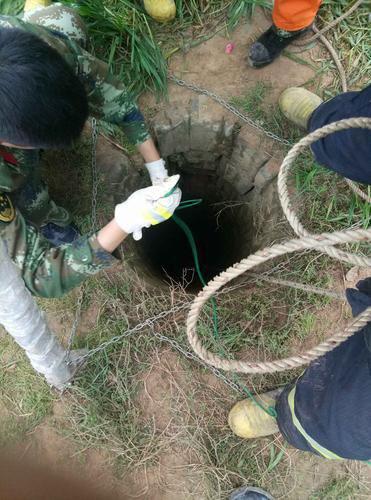 老人難忍病痛跳井輕生 消防員五次下井救援 老人難忍病痛跳井輕生 消防員五次下井救援