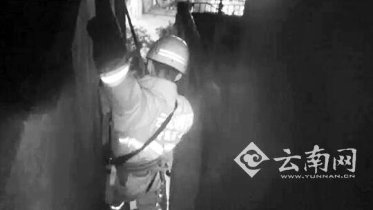 孕婦欲跳樓 昆明消防員吊半空當(dāng)“談判專家” 孕婦欲跳樓 昆明消防員吊半空當(dāng)“談判專家”
