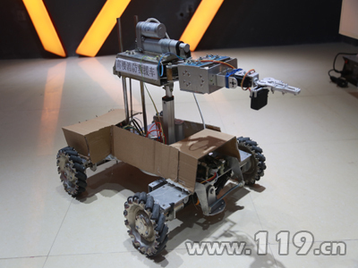 欽州學(xué)院藝術(shù)作品征集大賽 消防機器人驚艷亮相